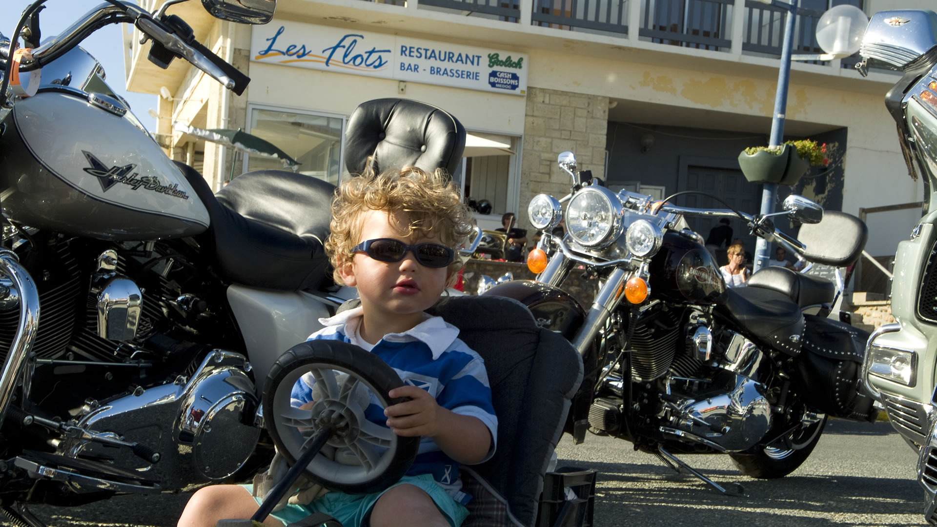 C'est un festival ouvert à tous, qui célèbre l'esprit de liberté et de camaraderie inhérent à la culture moto.