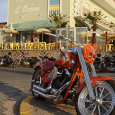 Grande parade des motos le dimanche matin à l'entrée de la ville